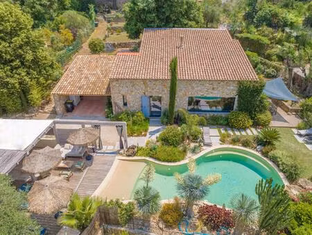 une villa contemporaine de 160 m2 avec une annexe de 60 m2  sur un terrain de 2 600 m