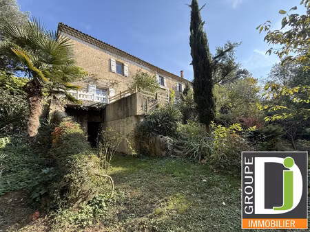 a ambonil  maison avec 4800 m2 de terrain environ