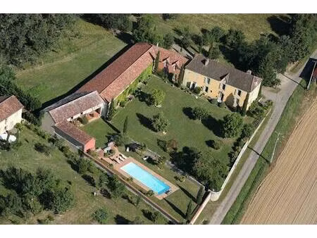 élégante demeure de caractère avec dépendances et piscine