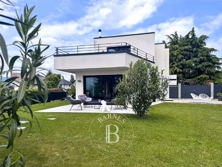 maison contemporaine - terrain paysagé de 537 m² - aix-les-bains sud