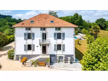vente maison 12 pièces 400 m² à guiche (64520)  1 595 000 €