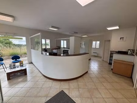 location bureaux et commerces à saint-hilaire-de-riez (85270) : à louer / 90m² saint-hilai