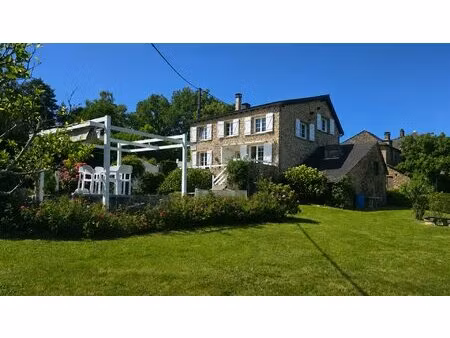maison de charme rénovée avec terrain et four à pain.