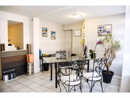 en exclusivite - immeuble r+2 avec 5 appartements et 1 commerce de bureau .
