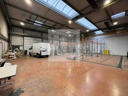 location commerce 570 m² à bron (69500)