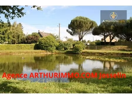 guegon  terrain constructible de 1746 m² avec etang et petit hangar