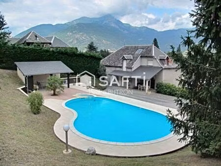 propriété avec parc et piscine  vue sur montagne.