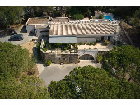 propriété d'exception avec vue panoramique et piscine vill