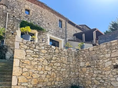 dans un village haut perché  maison ancienne entièrement rénovée avec terrasse...