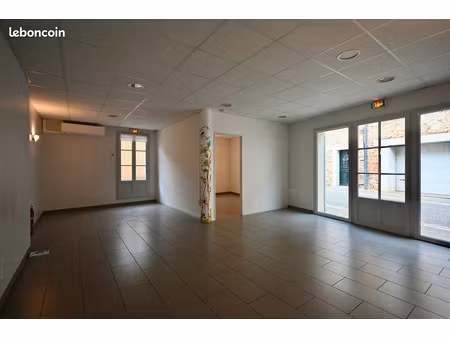 local -58m2 avec arrière boutique