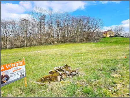 terrain constructible de 2573 m² en campagne.