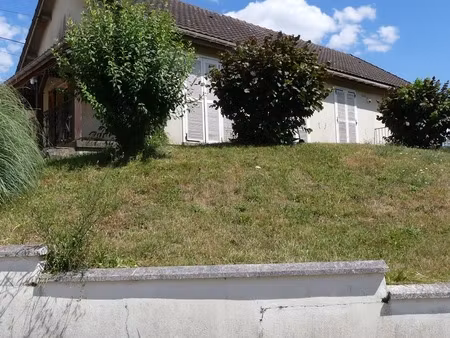 montbard proche  pavillon de 4 chambres  2 garages  jardin autour