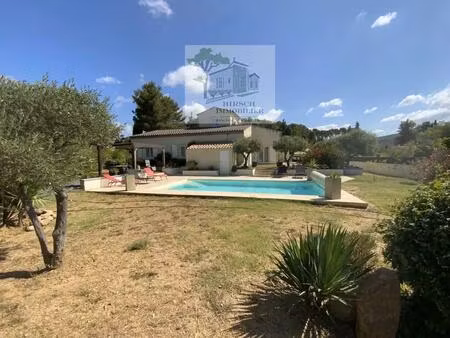 maison traditionnelle avec 4 chambres  grand garage  piscine et beau jardin