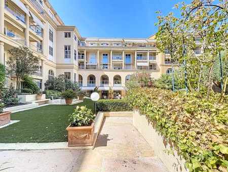 appartement t2 de 45 m² avec balcon  aix-en-provence  mazarin dans une résidence senior ha