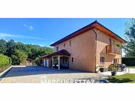 villa avec piscine et jardin neydens (74)