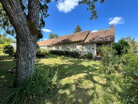 charmante maison ancienne a raffraichir avec beaucoup de possibilites !