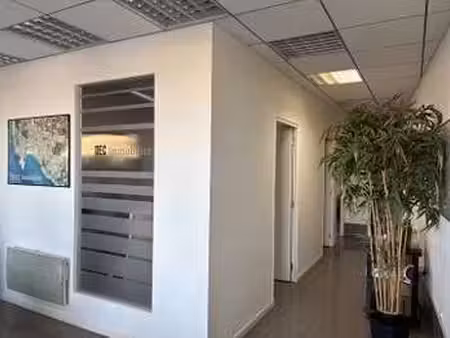 location bureaux et commerces aux sables-d'olonne (85100) : à louer / 63m² les sables-d'ol