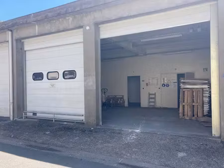 locaux de stockage au coeur de la zone commerciale