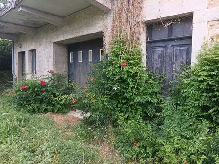 maison en pierre composé de 2 logements avec dépendances