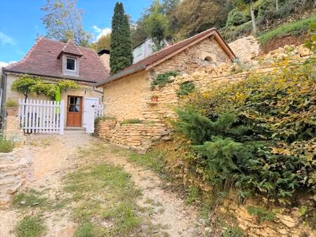 charmante petite maison en pierre rénovée avec grangette à l'extrémité du village des eyzi
