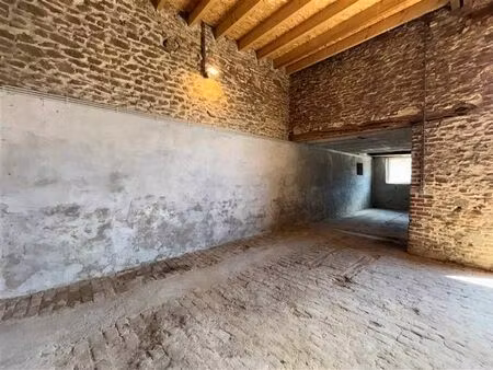 spacieux garage de 39m² avec porte manuelle