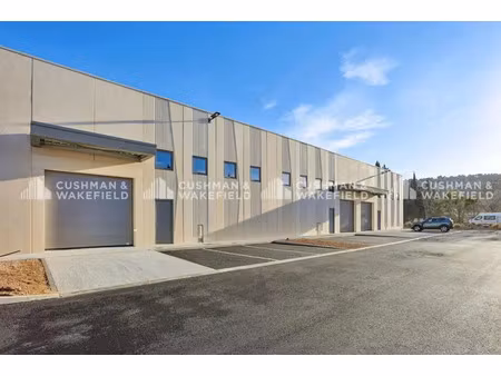 emplacement exceptionnel pour ces locaux d'activités flambant neufs