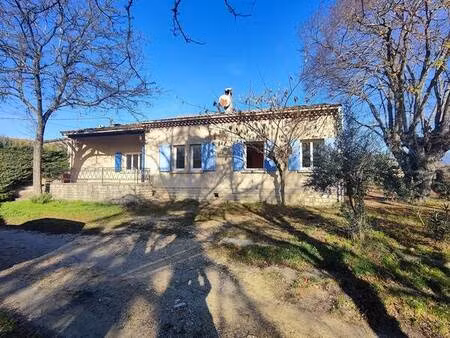 cucuron  au calme   villa de plain pied avec jardin