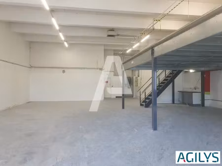 a louer : local de stockage / entrepôts / activités avec 1 quai