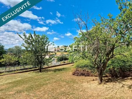 a proximité du centre village  vue dégagée