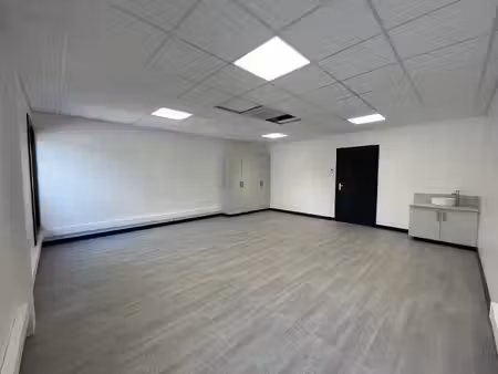 bureaux / locaux professionnels climatisés à louer dans zone d’activité saint-jean-le-vieu