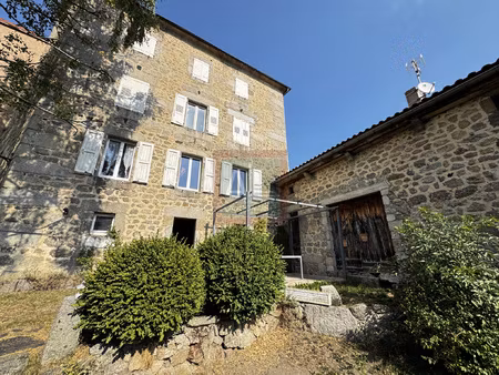 propriété de caractère en pierres avec dépendance et catacom