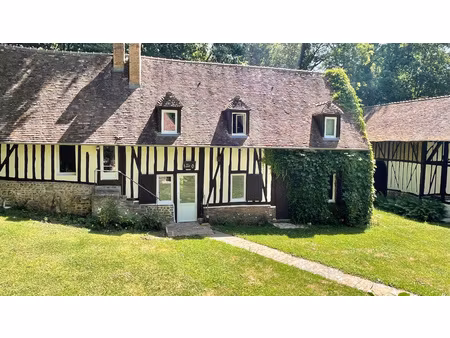 ensemble normand de charme en bord de rivière