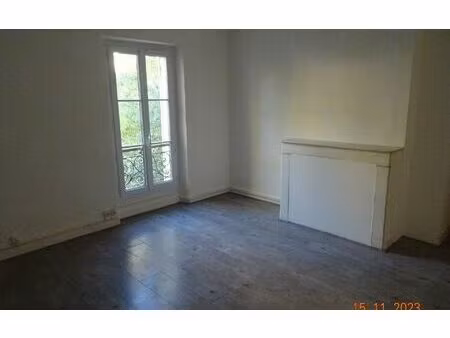 location appartement  m² t-3 à roquevaire  755 €