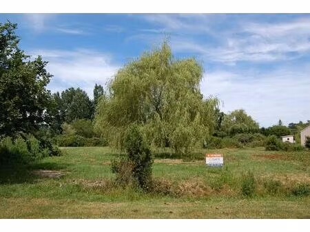 terrain de 1 275 m² en plein centre-ville d’étauliers !