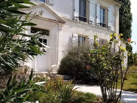 location meublée maison 7 pièces 190 m² à sainte-severe (16200)  1 400 €