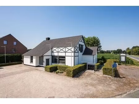 veelzijdig handelspand met woonst op toplocatie in lembeke