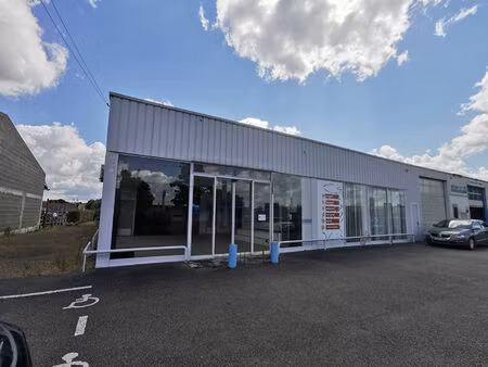 local a louer à la fleche sur axe très passager et avec de la visibilité