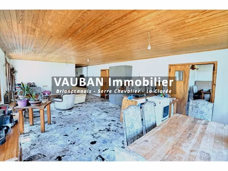 vaste chalet individuel avec cellules commerciales