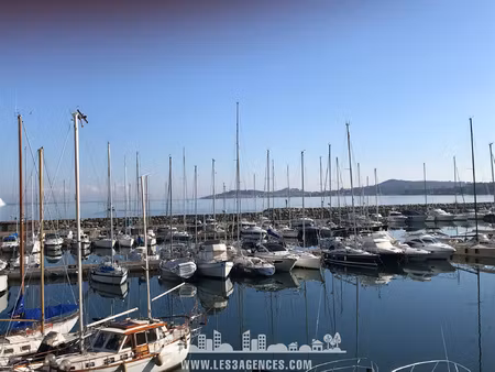 murs commerciaux bord de marina