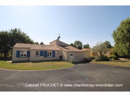 maison de plain-pied aux beaux volumes dans bel environnemen