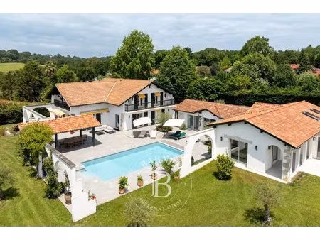 bidart  maison rénovée avec maison d'amis et piscine