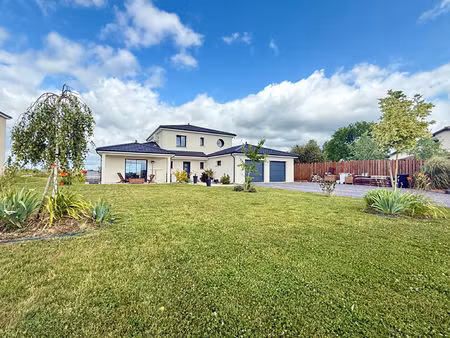 pavillon individuel 193 m² sur terrain 2635 m² avec terrasse et spa