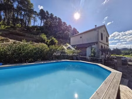 située à portes  maison de 170 m² avec 5 chambres sur environ 2000 m² de terrain