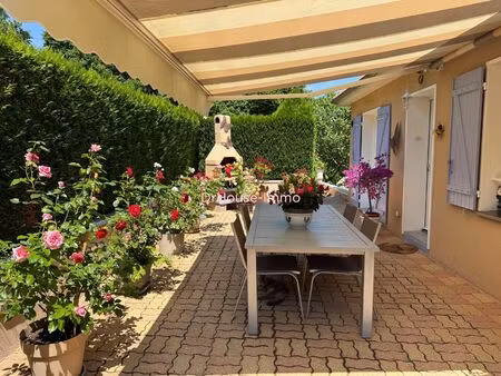 jolie maison dans son écrin de verdure