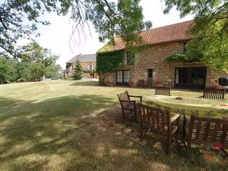 bel ensemble immobilier en pierre sur un terrain de 13 hectares