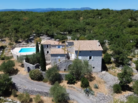 à vendre magnifique mas en pierre avec piscine et vue su