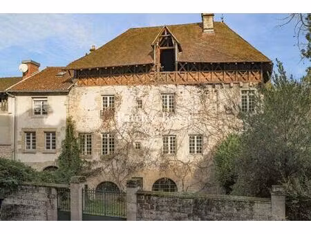 à 40 min de limoges  au coeur d'une dynamique cité de caractère  une maison classée mh et.