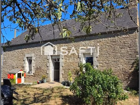 maison en pierre et poutres apparentes.