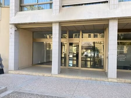 location commerce hyeres 79 m²