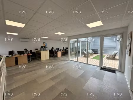 location local professionnel 320m²